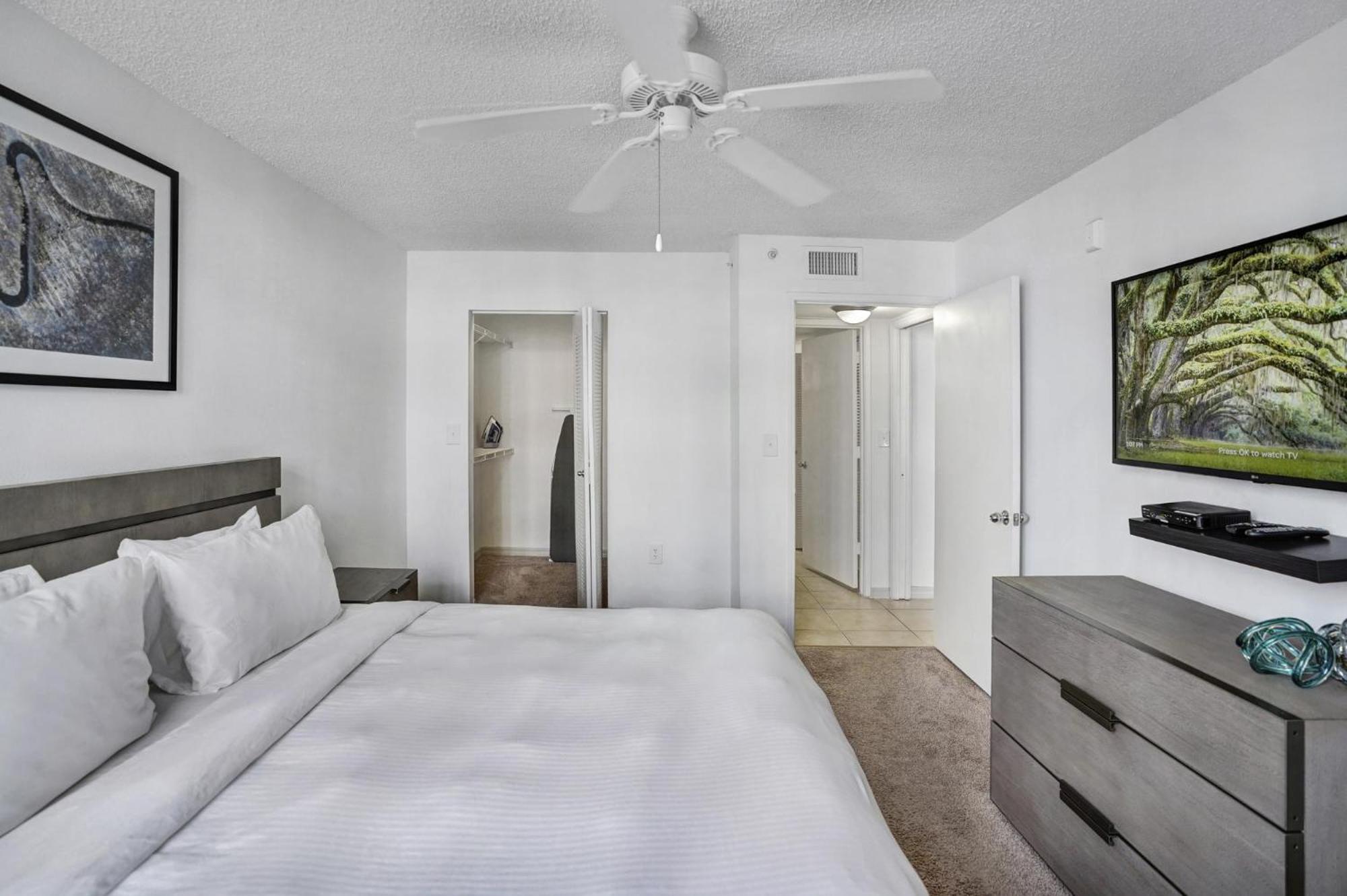 Dharma Home Suites Coral Gables At Gables Grand Plaza Miami Room photo